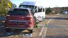 El accidente por el que se investiga a la conductora, tras colisionar con un microb�s en Vegas del Condado (Le�n)