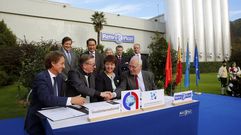  El presidente asturiano, Javier Fern�ndez (i-atr�s); el embajador de la Rep�blica Popular en Espa�a, Lyu Fan (2i atr�s); el representante de la Oficina en Espa�a de la Comisi�n Europea, Dimitri Barua; el presidente de Ilas, Francisco Rodr�guez (d-sentado), durante la firma de un acuerdo de Industrias L�cteas Asturianas (Ilas) con la importadora Europasia y la distribuidora Zhongrui para la venta de leche en polvo para ni�os en el mercado chino tras la homologaci�n de sus productos por el Gobierno del pa�s asi�tico, hoy en las instalaciones de Ilas -propietaria de la marca Reny Picot- en Anleo.