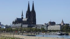 El r�o Rin con niveles de agua muy bajos a la altura de Colonia, en Alemania. El caudal ha descendido a m�nimos hist�ricos debido a las olas de calor y a una sequ�a severa