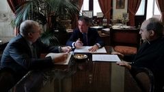 Reuni�n del alcalde de Sevilla con representantes del Consejo de Hermandades y el Arzobispado para tomar la decisi�n de suspender los desfiles procesionales