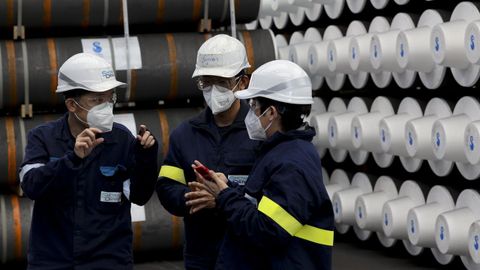 Operarios de Showa Denko en la planta de A Coru�a