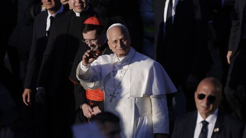 El papa Le�n XIV saluda a los fieles al llegar a la plaza de Lima.
