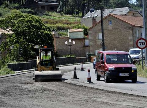 El Concello de Cee comenz� ayer el asfaltado de la traves�a de Brens.