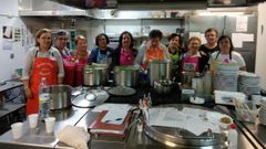 Las encargadas de que todo funcione, en el mercado municipal, donde se celebran los encuentros mensuales