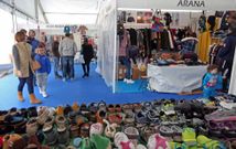 Los puestos situados a la entrada tuvieron que colocar pl�sticos para protegerse de la lluvia. 