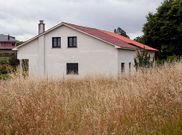 Las dos casas (en primer plano) est�n pegadas, en Imo, y son propiedad de dos hermanas. 