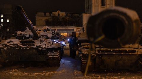 Dos tanques rusos destruidos en una plaza de Kiev, en una fotograf�a tomada el 15 de diciembre