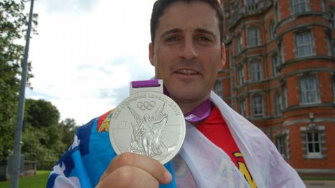 Cal muestra la plata lograda en Londres. 