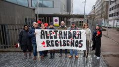 Un grupo madres y padres con hijos en el CEP Campolongo, en Pontevedra, se concentraron este viernes ante el edificio de la Xunta en Campolongo para reclamar que los reciba la inspectora