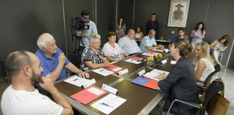 Dirigentes de las cofrad�as y de la Diputaci�n firmaron el �ltimo convenio de cooperaci�n en Celeiro. 