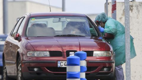 Test de coronavirus en los coches en el HULA