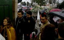 <span lang= es-es >Decepci�n en las Angustias</span>. La incesante lluvia de la tarde de ayer oblig� a suspender la procesi�n. Cofrades y p�blico accedieron al santuario para ver c�mo ?bailaban? a hombros a la Virgen.