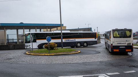 Dos autocares en el entorno de la estaci�n de A Pobra, inaugurada en el 2002.