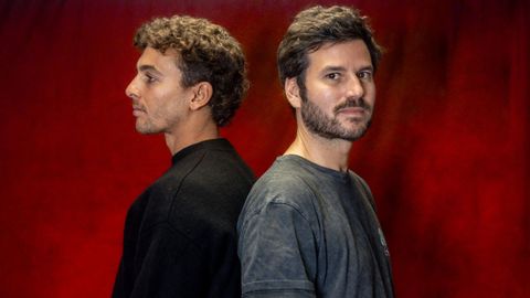 A la derecha, Willy B�rcenas, junto con Ant�n Carre�o, miembros ambos de la banda madrile�a Taburete, que anuncia nueva canci�n, �Primer intento�, y futuro disco a finales de este a�o. 