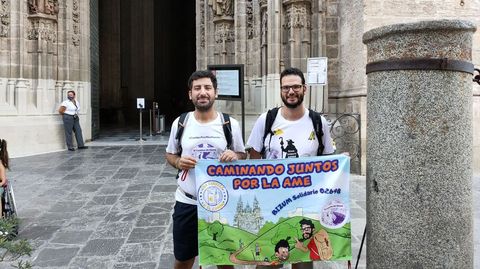 Pablo (con gafas) y Rafa partieron ayer de la catedral de Sevilla en una primera etapa simblica de Caminando juntos por la AME. Los peregrinos andaluces estuvieron arropados en la salida de su aventura solidaria por padres de la asociacin El Camino de Elena y nios afectados por una atrofia muscular espinal, as como por otras personas que con su presencia quisieron respaldar a la iniciativa. 