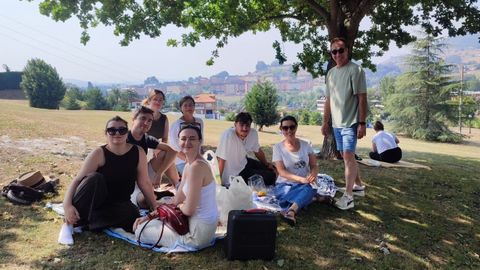 Una familia come en el Parque del Oeste de Oviedo, donde se han instalado para observar el eclipse total de Sol que se podr� ver en Asturias