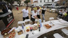 Los vecinos de A Gra�a disfrutaron ayer de un almuerzo en la plaza con motivo de las fiestas.