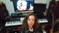 La compositora Sofa Oriana, con una imagen de Ana Kiro en el ordenador a su espalda. 
