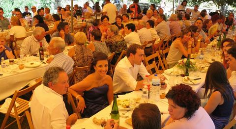 La fiesta de las bodas de plaza de Canilo y Elba, se celebr� en una gran carpa y asistieron 130 invitados.