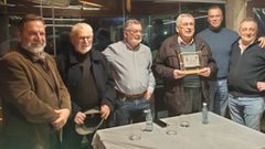 De izquierda a derecha, Jos Luis Vergara (exalcalde de Cedeira), Aquilino Martnez, Jess Cornide, Francisco Rodrguez Patio, Pablo Moreda (actual regidor cedeirs) y Flix Mosquera, tras la entrega de la placa a Paco do Correo