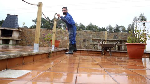 Alexandre R�os, cogerente de c�mping Las Dunas, llevando a cabo tareas de mantenimiento.