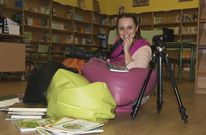 Mar�a Jos� Velay, ayer, con su c�mara y los libros de las clases, en la biblioteca.