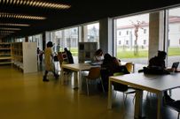 La fachada acristalada aporta luminosidad