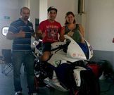 El piloto Alfonso V�zquez, con los miembros de su equipo.