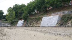 El talud de la playa de Caranza, en Ferrol, cuenta con dos muros de piedras desde la semana pasada. Quedan por instalar las barandillas y rematar la obra.