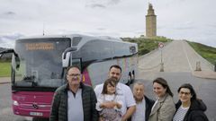 Gonzalo, segundo por la izquierda, rodeado por su familia