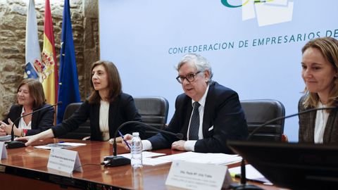 La conselleira de Medio Ambiente, �ngeles V�zquez, y el presidente de la Confederaci�n de Empresarios de Galicia (CEG), Juan Manuel Vieites.
