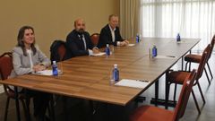 La delegaci�n del PSdeG, con las sillas vac�as en las que se deber�an haber sentado ayer los representantes del PP