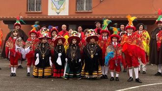 O rancho de Reis destaca pola s�a vestimenta vermella.