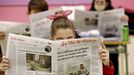 Alumnos leyendo La Voz de Galicia en el aula, en una foto de archivo