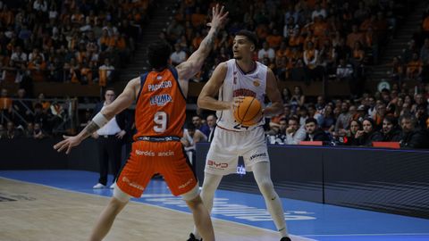 Diogo Brito sostiene el bal�n contra Caio Pacheco.