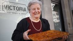 Victoria posa ante la firma de comidas preparadas que su familia tiene enfrente de la tienda que ella llev� durante d�cadas y que ahora conduce su hija. Desde el oto�o todo se juntar� en la misma acera bajo el nombre de Artesanos Victoria.