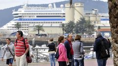 Un grupo de cruceristas con el buque de pasaje al fondo