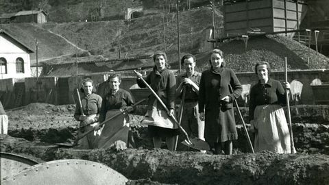 Paleando el carb�n en San Mart�n del Rey Aurelio (1949). Valent�n Vega