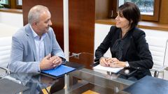 El alcalde de Os Blancos, Jos Manuel Castro, y la conselleira de Planificacin, Mara M. Allegue, en la reunin en San Caetano.