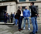Jugadores y t�cnicos departieron con los letrados en el entorno de la sede judicial. 