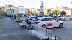 Nuevos bancos, inspirados en Gonzlez Villar, en la plaza Garca Naveira.