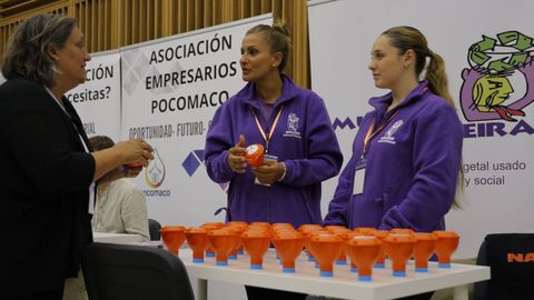 Sof�a V�zquez y Nerea Jim�nez, de Mulleres Colleiteiras, en la feria de empresas de Pocomaco