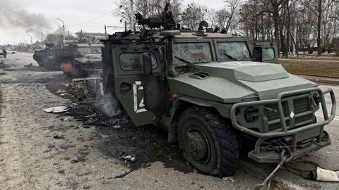 Vehculos militares rusos destruidos en una carretera de Jrkov