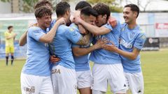 Los futbolistas del Ribadeo festejan un gol de Pablo Castr�n a la Residencia en el Pepe Barrera.