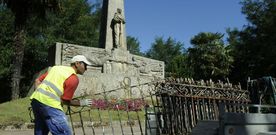 Dos d�as despu�s de que Cu��a anunciase la retira de la verja, operarios de Obras conclu�an la tarea y dejaban la estatua libre. 