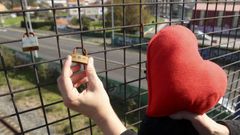 Una joven coloca candados y corazones en el puente del amor de Nar�n (A G�ndara)
