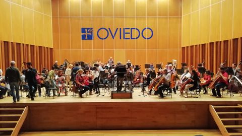 Ensayo de la OSPA junto con el maestro Jos Ramn Encinar