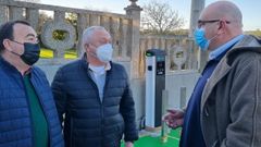 El alcalde de Valdovi�o (derecha) y responsables de la Cooperativa de Vilaboa, en la presentaci�n de los puntos de recarga