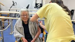 Rosa del Pilar Bermejo es una usuaria de la residencia de Ribeira que se vacun� de la gripe