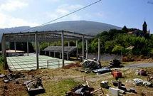 Son varias las resoluciones judiciales que obligan a derribar el inacabado polideportivo.